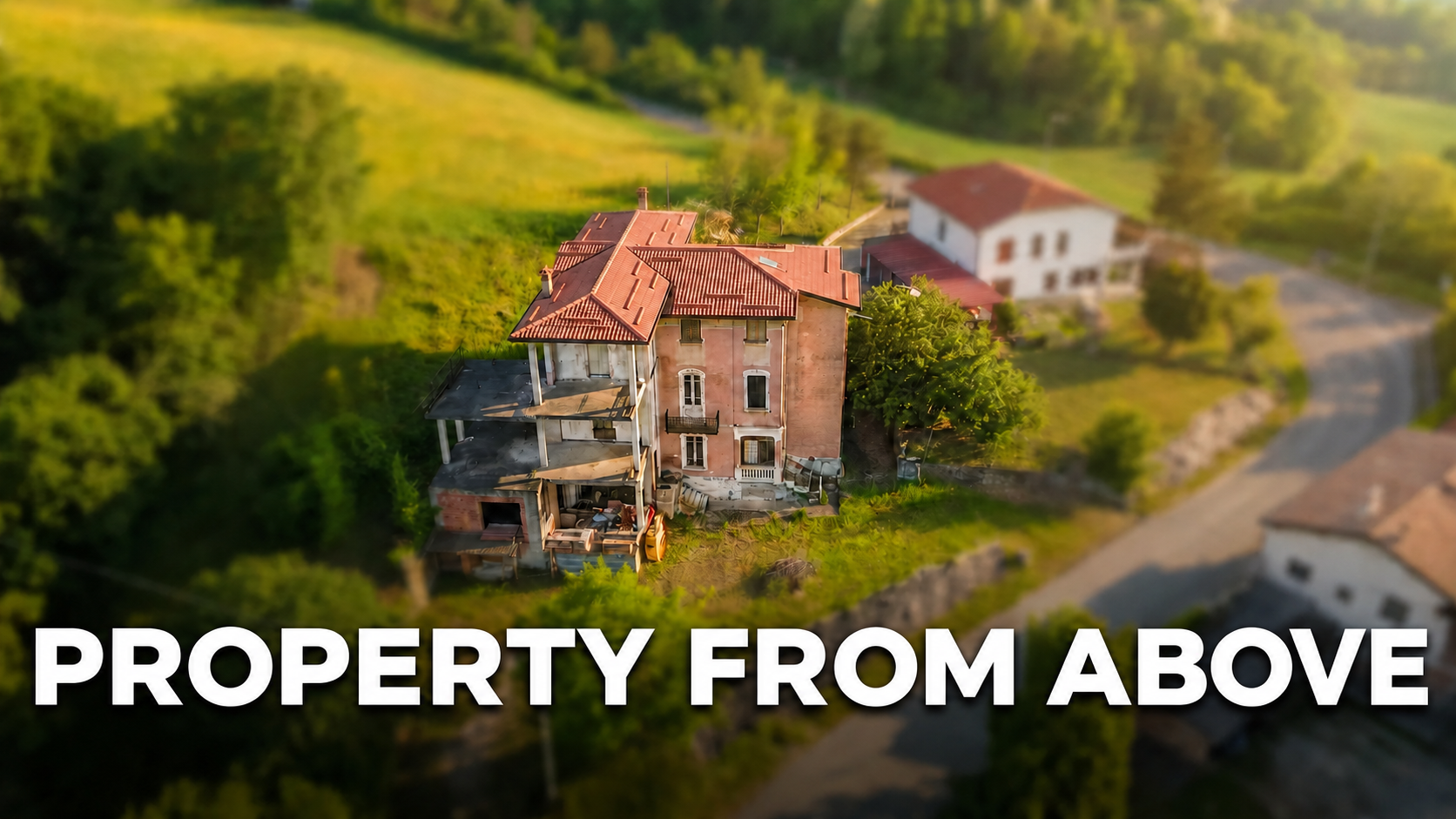 Proprietà vista dall’alto: terreno e palazzina